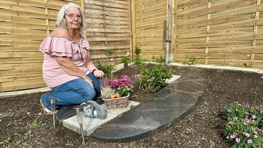 Silke Taverna hat die Asche ihrer Mutter im eigenen Garten in Ransbach-Baumbach beisetzen lassen. Das war deren letzter Wunsch. Silke Taverna hat die Asche ihrer Mutter im eigenen Garten in Ransbach-Baumbach beisetzen lassen. Das war deren letzter Wunsch.