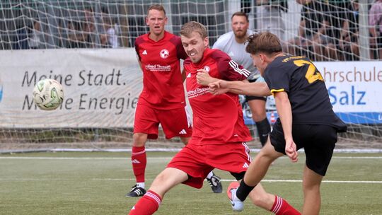 Alles geben müssen die Erpeler (in Rot, hier gegen Oberbieber), wenn sie den Asbach-Fluch zum Weinfest-Auftakt überwinden wollen Alles geben müssen die Erpeler (in Rot, hier gegen Oberbieber), wenn sie den Asbach-Fluch zum Weinfest-Auftakt überwinden wollen