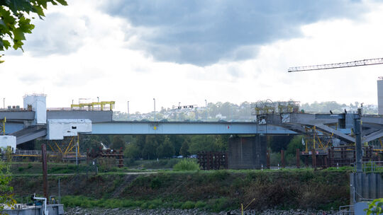 Da fehlt noch was: Die beiden mittleren Teile der neuen Pfaffendorfer Brücke können derzeit nicht geliefert werden, weil der Rhe Da fehlt noch was: Die beiden mittleren Teile der neuen Pfaffendorfer Brücke können derzeit nicht geliefert werden, weil der Rhe