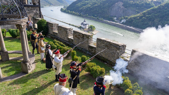 In Kaub wird Geschichte am Wochenende lebendig, wenn Preußen und Franzosen um die Burg Gutenfels kämpfen. In Kaub wird Geschichte am Wochenende lebendig, wenn Preußen und Franzosen um die Burg Gutenfels kämpfen.