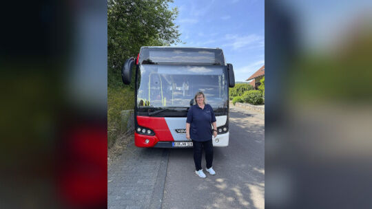 Anja Lange-Haag ist Busfahrerin mit Leib und Seele Durch ihr umsichtiges Verhalten kam es zu keinem Personenschaden bei dem spek Anja Lange-Haag ist Busfahrerin mit Leib und Seele Durch ihr umsichtiges Verhalten kam es zu keinem Personenschaden bei dem spek