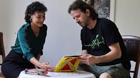 Die Kunstschaffenden Samira Delzendeh und Mirco Pignotti bei der Auswahl von Motiven. Die Kunstschaffenden Samira Delzendeh und Mirco Pignotti bei der Auswahl von Motiven.