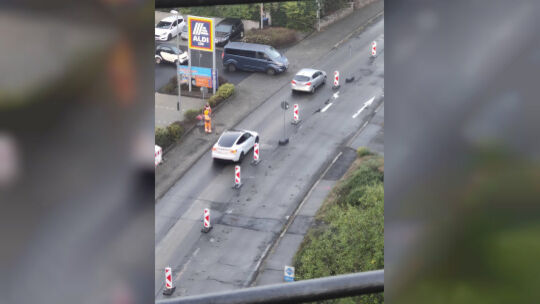 Vom Viadukt aus konnte man einige brenzlige Situationen beobachten. Der blaue Van will nach rechts abbiegen – in die Einbahnstra Vom Viadukt aus konnte man einige brenzlige Situationen beobachten. Der blaue Van will nach rechts abbiegen – in die Einbahnstra