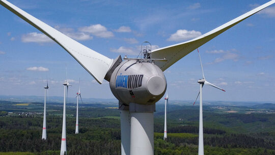 Windkraftanlagen mit ihren riesigen Rotorblättern ragen im Windpark bei Beltheim im Hunsrück. Die Windenergieanlage wurde 2019 m Windkraftanlagen mit ihren riesigen Rotorblättern ragen im Windpark bei Beltheim im Hunsrück. Die Windenergieanlage wurde 2019 m