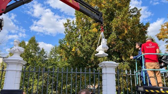 Eine Fürstenfigur wird auf ihren Sockel gehievt, Kulturminister Sven Täuber legt symbolisch für die letzten Zentimeter Hand an: Eine Fürstenfigur wird auf ihren Sockel gehievt, Kulturminister Sven Täuber legt symbolisch für die letzten Zentimeter Hand an: