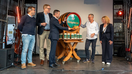 Es geht los! Der Koblenzer Oberbürgermeister David Langner (Dritter von links) eröffnet den 48. Schängelmakrt mit dem Fassanstic Es geht los! Der Koblenzer Oberbürgermeister David Langner (Dritter von links) eröffnet den 48. Schängelmakrt mit dem Fassanstic