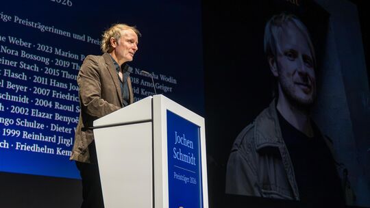 Jochen Schmidt nimmt in seiner Dankesrede auch mitunter unfreiwillig komische Amazon-Rezensionen seiner Bücher aufs Korn und sor Jochen Schmidt nimmt in seiner Dankesrede auch mitunter unfreiwillig komische Amazon-Rezensionen seiner Bücher aufs Korn und sor