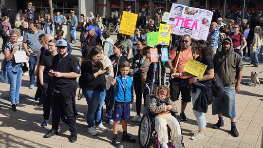 Unter den Teilnehmern der Demonstration waren auch viele Betroffene, wie etwa die Familie Wagner aus Göttelborn im Saarland, die Unter den Teilnehmern der Demonstration waren auch viele Betroffene, wie etwa die Familie Wagner aus Göttelborn im Saarland, die