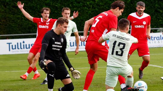 Im Strafraum ging es einige Male gut zur Sache. Die Hüffelsheimer (rote Trikots, von rechts) Sascha Mockenhaupt, Bastian Bsullak Im Strafraum ging es einige Male gut zur Sache. Die Hüffelsheimer (rote Trikots, von rechts) Sascha Mockenhaupt, Bastian Bsullak