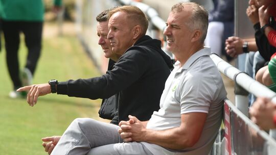 Schwierige Lage: Die Waldalgesheimer mit (von rechts) Trainer Elvir Melunovic, Co-Trainer Sascha Witt und Sportvorstand Hans-Joa Schwierige Lage: Die Waldalgesheimer mit (von rechts) Trainer Elvir Melunovic, Co-Trainer Sascha Witt und Sportvorstand Hans-Joa