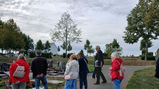 Bei seiner Führung über den Friedhof gab Oliver Warth Einblicke in dessen Geschichte und zeigte, wie sich Bestattungskultur und Bei seiner Führung über den Friedhof gab Oliver Warth Einblicke in dessen Geschichte und zeigte, wie sich Bestattungskultur und