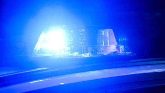 Die Polizei sucht zwei E-Scooter-Fahrer, die in einen Unfall verwickelt waren. Die Polizei sucht zwei E-Scooter-Fahrer, die in einen Unfall verwickelt waren.