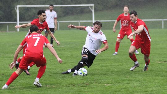 Im Dauerregen von Neuhäusel geriet der FV Rübenach (am Ball Antonio Fejza) früh ins Schlingern und musste sich am Ende klar der Im Dauerregen von Neuhäusel geriet der FV Rübenach (am Ball Antonio Fejza) früh ins Schlingern und musste sich am Ende klar der