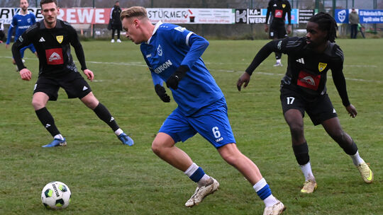 Marius Dreker (in Blau) traf zum zwischenzeitlichen 2:2 vom Elfmeterpunkt für seine SG Mudersbach/Brachbach. Marius Dreker (in Blau) traf zum zwischenzeitlichen 2:2 vom Elfmeterpunkt für seine SG Mudersbach/Brachbach.