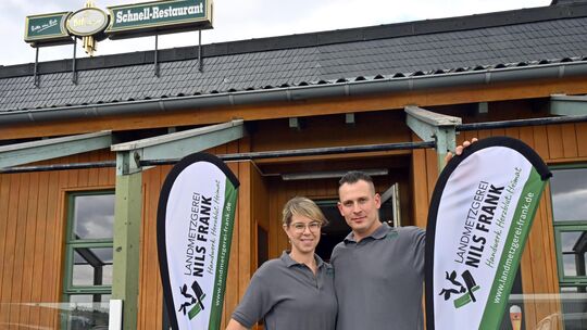 Tanja und Nils Frank freuen sich auf ihre Gäste in ihrem Inbiss "Frank's Wurtsküche". Tanja und Nils Frank freuen sich auf ihre Gäste in ihrem Inbiss "Frank's Wurtsküche".