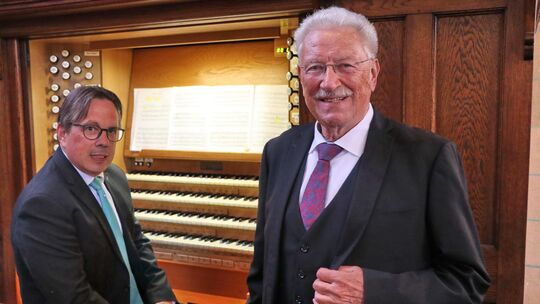 Zwei herausragende Künstler ihres Faches, der Organist Lutz Brenner (links) und der Bass-Bariton Klaus Mertens, gestalteten am S Zwei herausragende Künstler ihres Faches, der Organist Lutz Brenner (links) und der Bass-Bariton Klaus Mertens, gestalteten am S