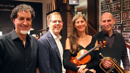 Zauberhaft nostalgische Revue: Das Ensemble „Federboa & Zylinder“ mit (von links) Guillermo Banz, Jörg Adler, Heilswint Hausmann Zauberhaft nostalgische Revue: Das Ensemble „Federboa & Zylinder“ mit (von links) Guillermo Banz, Jörg Adler, Heilswint Hausmann