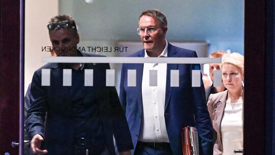 Können Alexander Schweitzer (Bildmitte) und Manuela Schwesig die SPD aus dem Tal herausführen? SPD-Landrat Marko Boos (Kreis May Können Alexander Schweitzer (Bildmitte) und Manuela Schwesig die SPD aus dem Tal herausführen? SPD-Landrat Marko Boos (Kreis May