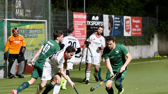 Finnjan Dick (rechts) ging mit dem LHC beim Titelaspiranten SaFo Frankfurt trotz guter Vorstellung Ieer aus. Finnjan Dick (rechts) ging mit dem LHC beim Titelaspiranten SaFo Frankfurt trotz guter Vorstellung Ieer aus.