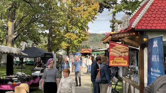 Bei spätsommerlichem Wetter lockte der Zwibbelsmaat in Bad Breisig am Montag wieder einige Besucher in den Kurpark zum Maatabsch Bei spätsommerlichem Wetter lockte der Zwibbelsmaat in Bad Breisig am Montag wieder einige Besucher in den Kurpark zum Maatabsch