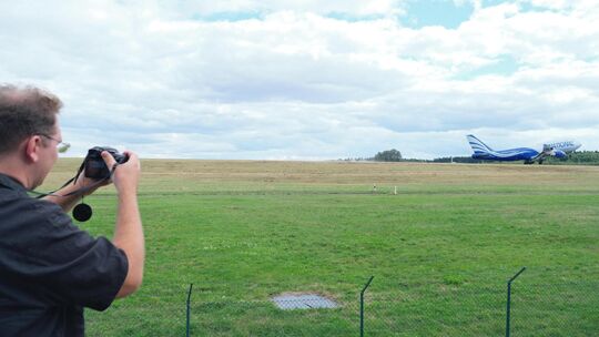 Flieger beobachten und fotografieren, das ist für manche ein Hobby. Auch am Flughafen Hahn sind Planespotter unterwegs. So zum B Flieger beobachten und fotografieren, das ist für manche ein Hobby. Auch am Flughafen Hahn sind Planespotter unterwegs. So zum B