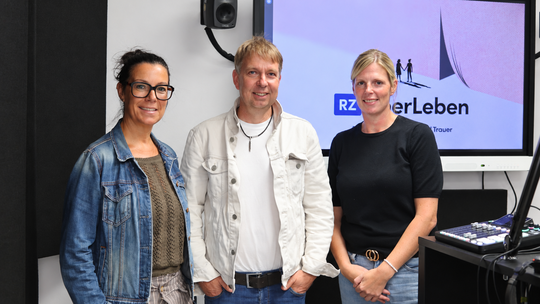 Im Podcast "überLeben" geben Bianca Schott (v.l.), Dirk Griesel und Jutta Jellinek Einblick in die Arbeit der PalliaKids und des Im Podcast "überLeben" geben Bianca Schott (v.l.), Dirk Griesel und Jutta Jellinek Einblick in die Arbeit der PalliaKids und des