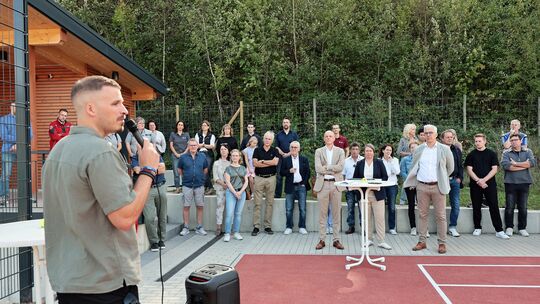 Ortsbürgermeister David Fuhrmann dankte allen für das große Engagement für den Wiederaufbau. Ortsbürgermeister David Fuhrmann dankte allen für das große Engagement für den Wiederaufbau.