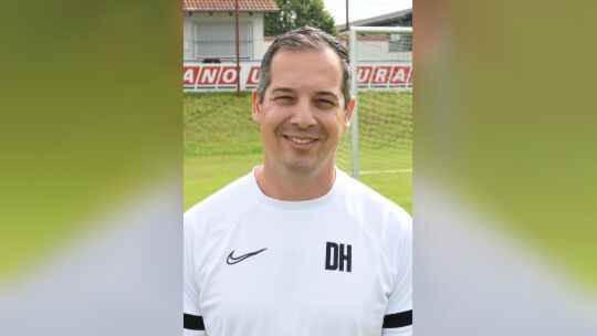 Feierte mit seinem Team einen wichtigen Sieg: David Holste, der Trainer der Hüffelsheimer Zweiten. Feierte mit seinem Team einen wichtigen Sieg: David Holste, der Trainer der Hüffelsheimer Zweiten.