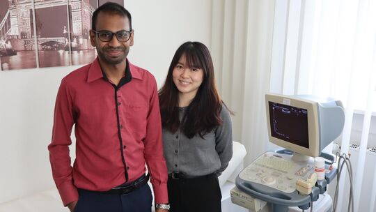 Girish Sunassee (links) und Li-Tzu Fu (rechts) arbeiten seit August 2026 im MVZ Hunsrück-Mittelrhein als Ärzte in Anerkennung. Girish Sunassee (links) und Li-Tzu Fu (rechts) arbeiten seit August 2026 im MVZ Hunsrück-Mittelrhein als Ärzte in Anerkennung.