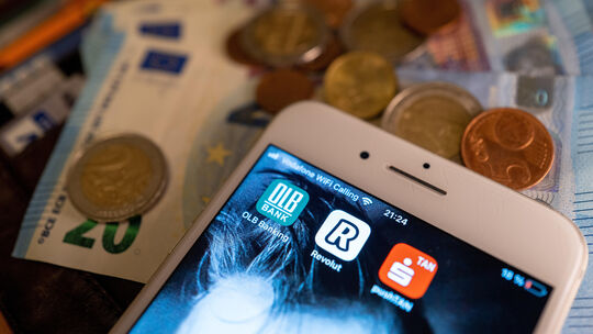 Bankgeschäfte werden heutzutage immer häufiger auf dem Smartphone erledigt, Konsumkredite auf Knopfdruck abgeschlossen. Aber wis Bankgeschäfte werden heutzutage immer häufiger auf dem Smartphone erledigt, Konsumkredite auf Knopfdruck abgeschlossen. Aber wis