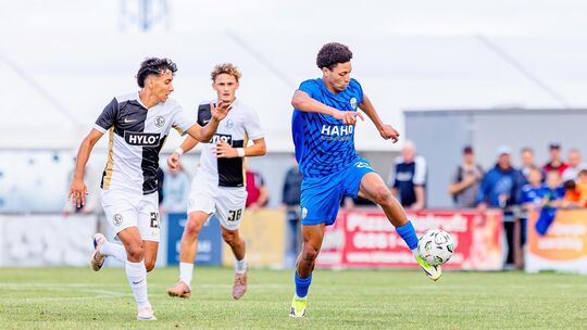 Jetzt hat es auch noch Bader Qesmi (in Blau) erwischt: Der französische Offensivmann des FC Emmelshausen-Karbach knickte am Dien Jetzt hat es auch noch Bader Qesmi (in Blau) erwischt: Der französische Offensivmann des FC Emmelshausen-Karbach knickte am Dien