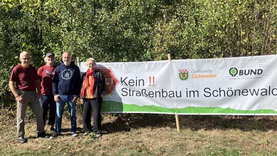Winfried Werle (BUND, von links), der Elchweilerer Bürgermeister Helmut Aulenbach, der Erste Beigeordnete Tom Sessa und Monika K Winfried Werle (BUND, von links), der Elchweilerer Bürgermeister Helmut Aulenbach, der Erste Beigeordnete Tom Sessa und Monika K