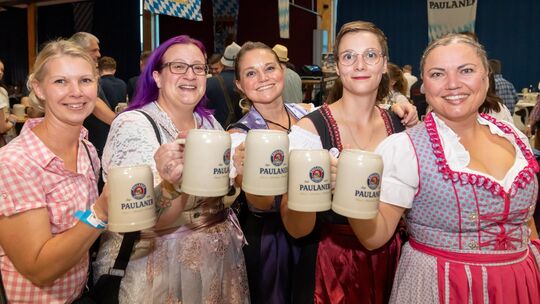 Die Besucherinnen freuten sich mit der Wehr und stoßen auf 125 Jahre Feuerwehr Unkel an. Die Besucherinnen freuten sich mit der Wehr und stoßen auf 125 Jahre Feuerwehr Unkel an.