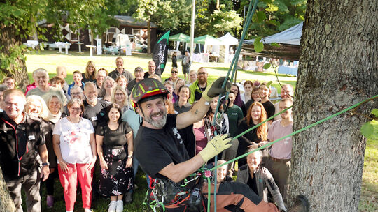 Im Rahmen des Tierheimfestes: Der Baumdienst Neuwied um Chef Jörg Hofmann feierte Premiere und demonstrierte in luftiger Höhe se Im Rahmen des Tierheimfestes: Der Baumdienst Neuwied um Chef Jörg Hofmann feierte Premiere und demonstrierte in luftiger Höhe se