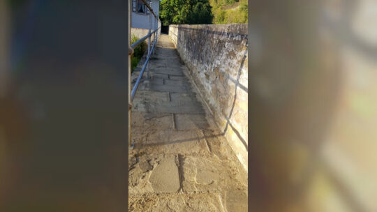Die Stadtmauer und der Fußweg zwischen Lauergasse und Wagnergasse weist an vielen Stellen Schäden auf. Firma Gehres Bau aus Brei Die Stadtmauer und der Fußweg zwischen Lauergasse und Wagnergasse weist an vielen Stellen Schäden auf. Firma Gehres Bau aus Brei