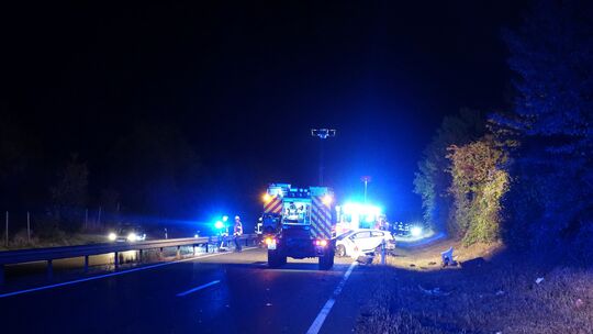 Einsatzkräfte der Feuerwehr sichern die Unfallstelle auf der B41 bei Rüdesheim in der Nacht ab. Einsatzkräfte der Feuerwehr sichern die Unfallstelle auf der B41 bei Rüdesheim in der Nacht ab.