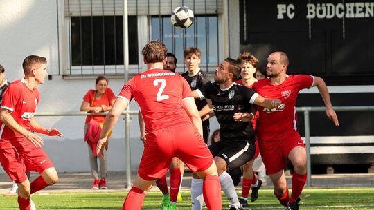 Der FC Horchheim (schwarze Trikots) und die SG Rheindörfer (rote Trikots) trennten sich am Ende mit 2:2. Der FC Horchheim (schwarze Trikots) und die SG Rheindörfer (rote Trikots) trennten sich am Ende mit 2:2.