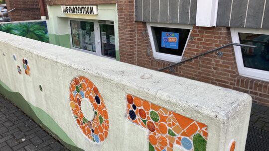 Das Jugendzentrum OT (Offene Tür) in Wissen wird betrieben von der Katholischen Jugendagentur Bonn; das gleiche gilt für die Ste Das Jugendzentrum OT (Offene Tür) in Wissen wird betrieben von der Katholischen Jugendagentur Bonn; das gleiche gilt für die Ste