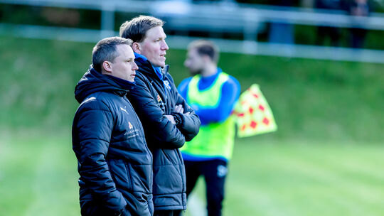 Fabio Schmitt (links) und Lukas Will vom FC Emmelshausen-Karbach III blicken dem vorgezogenen Heimspiel am Mittwoch (20 Uhr) in Fabio Schmitt (links) und Lukas Will vom FC Emmelshausen-Karbach III blicken dem vorgezogenen Heimspiel am Mittwoch (20 Uhr) in