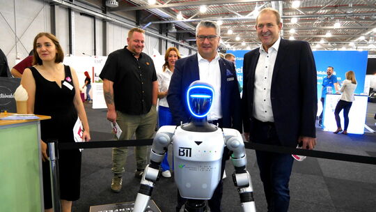 Der Roboter am Stand des Umweltcampus war sicherlich einer der Hingucker bei der Karrieremesse. (v.l.n.r.) Projektleiterin Kathr Der Roboter am Stand des Umweltcampus war sicherlich einer der Hingucker bei der Karrieremesse. (v.l.n.r.) Projektleiterin Kathr