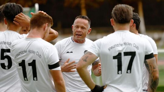 Der Knoten ist geplatzt beim Kreuznacher HC: Trainer Alex Jacob (Mitte) und seine Spieler freuen sich über den ersten Saisonsieg Der Knoten ist geplatzt beim Kreuznacher HC: Trainer Alex Jacob (Mitte) und seine Spieler freuen sich über den ersten Saisonsieg