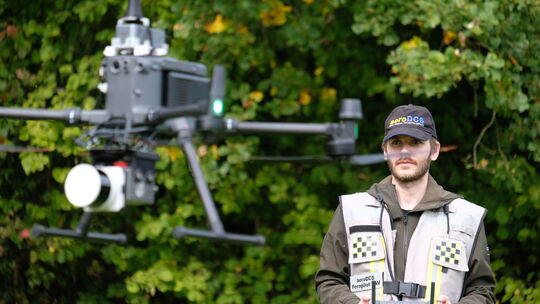 Drohnenpilot Janik Mehrtens lässt die Sechs-Kilo-Drohne steigen: Bestückt mit einem Laserscanner dokumentiert das propellergetri Drohnenpilot Janik Mehrtens lässt die Sechs-Kilo-Drohne steigen: Bestückt mit einem Laserscanner dokumentiert das propellergetri