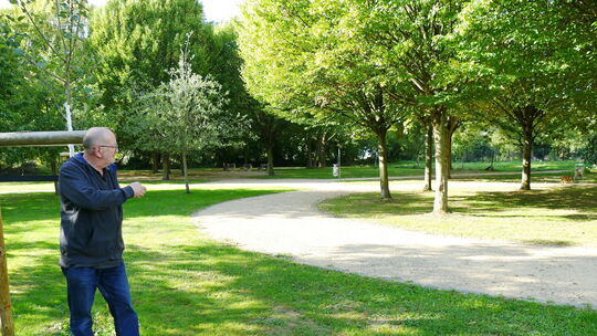Ortsvorsteher Jürgen Säß zeigt den Bauplatz für die neue Kita in Heimersheim. Ortsvorsteher Jürgen Säß zeigt den Bauplatz für die neue Kita in Heimersheim.