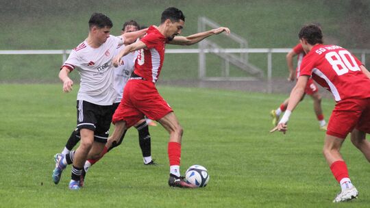 Zuletzt haben Soufiane Chahmat (am Ball), Aaron Kaiser (rechts) und die SG Augst Eitelborn den FV Rübenach im Augst-Stadion abge Zuletzt haben Soufiane Chahmat (am Ball), Aaron Kaiser (rechts) und die SG Augst Eitelborn den FV Rübenach im Augst-Stadion abge