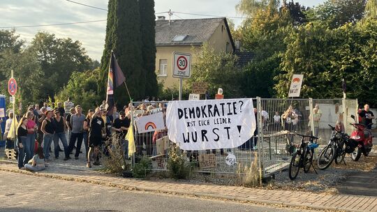 Das Motto des Abends aufgegriffen haben die Demonstranten, die der AfD in Hillscheid eine Gegenposition boten. Das Motto des Abends aufgegriffen haben die Demonstranten, die der AfD in Hillscheid eine Gegenposition boten.