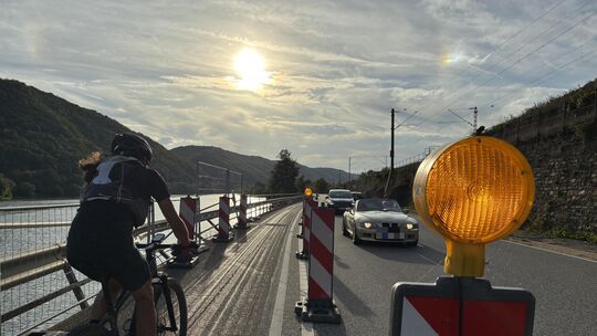 Viel befahren sind Radweg und Bundesstraße an der Engstelle zwischen Pommern und Karden. Bald werden die massiven Schäden an ein Viel befahren sind Radweg und Bundesstraße an der Engstelle zwischen Pommern und Karden. Bald werden die massiven Schäden an ein
