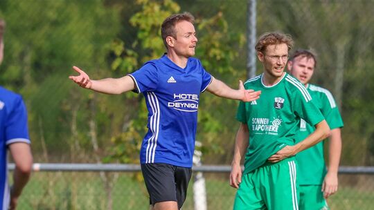 Julian Gläser trug mit seinem Dreierpack im Kreisliga-A1-Spiel gegen die SG Herdorf (in Grün) entscheidend zum „Fußballfest auf Julian Gläser trug mit seinem Dreierpack im Kreisliga-A1-Spiel gegen die SG Herdorf (in Grün) entscheidend zum „Fußballfest auf