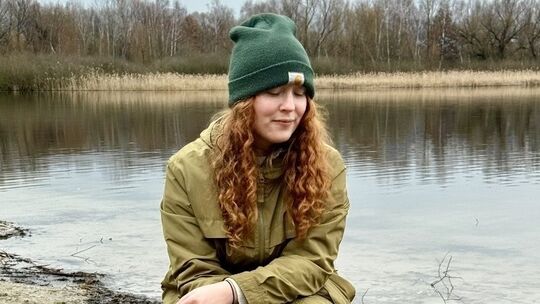 Zwei, die die Natur und Action lieben: Laura Gille mit ihrem Dackel-Mischling. Die junge Frau hat in der Artilerieschule in Idar Zwei, die die Natur und Action lieben: Laura Gille mit ihrem Dackel-Mischling. Die junge Frau hat in der Artilerieschule in Idar