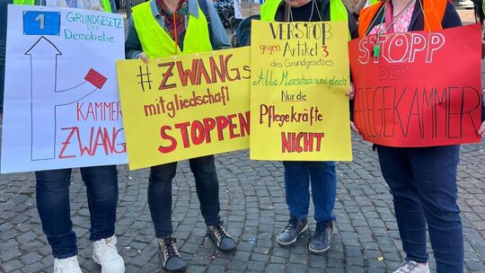 Bei Demonstrationen in vielen rheinland-pfälzischen Städten ließen Pflegekräfte ihrem Unmut über die Kammer freien Lauf. Bei Demonstrationen in vielen rheinland-pfälzischen Städten ließen Pflegekräfte ihrem Unmut über die Kammer freien Lauf.