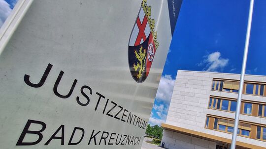 Vom Manager zum Heilpraktiker: Seit mehr als 50 Jahren ist ein 73-Jähriger aus der VG Simmern-Rheinböllen drogenabhängig. Vor Ge Vom Manager zum Heilpraktiker: Seit mehr als 50 Jahren ist ein 73-Jähriger aus der VG Simmern-Rheinböllen drogenabhängig. Vor Ge